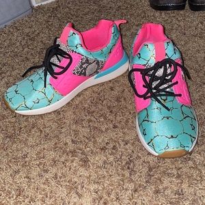 Women’s tennis shoes